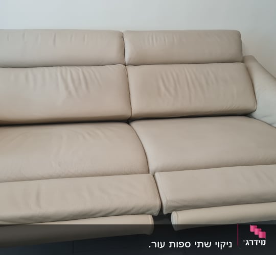 ספה בצבע בז